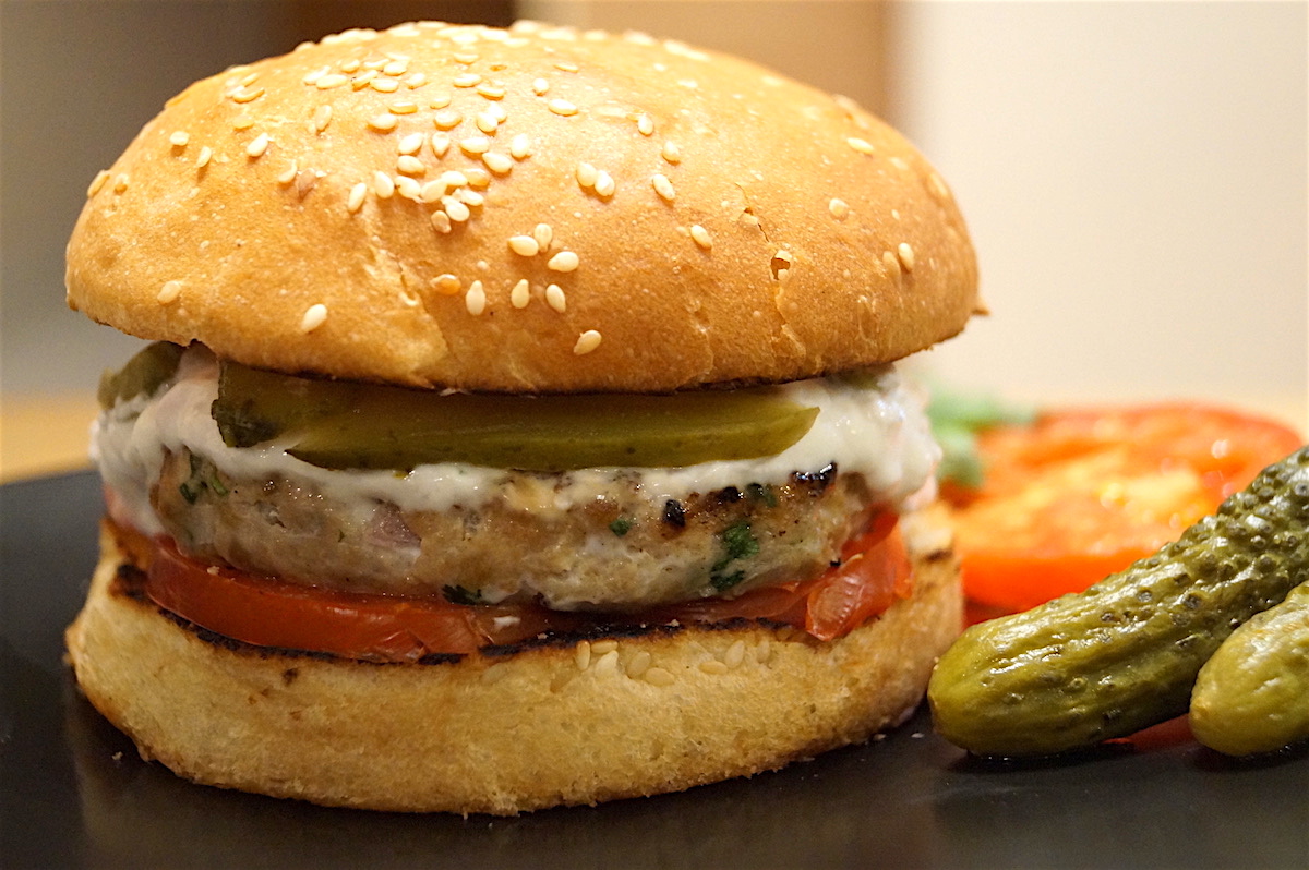 Read more about the article Juicy Chicken Burger With Garlic Yoghurt