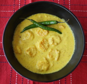 Read more about the article Prawn Curry With Mustard, Coconut and Mango (Shorshe Aam Chingri)