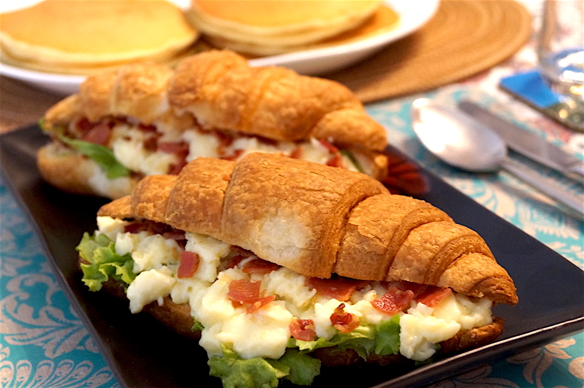 Read more about the article Breakfast Croissant Sandwich