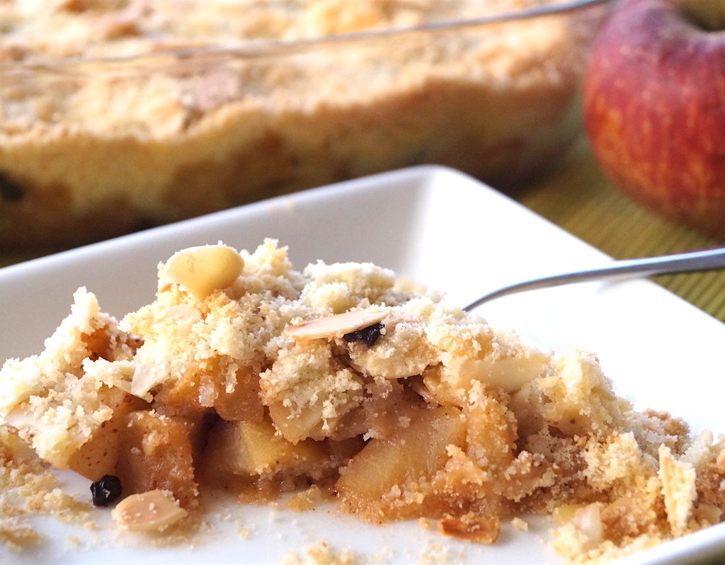 apple and pear crumble with dried blackcurrants